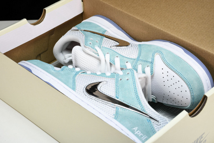 APRIL SKKATEBOARDS x NK SB Dunk Low  FD2562-400